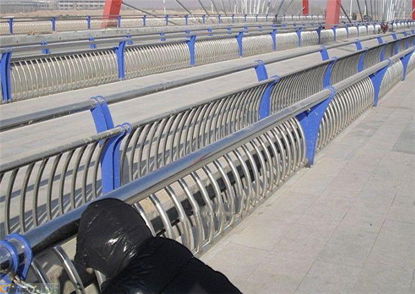 汉中不锈钢复合管护栏一种安全而耐用的防护解决方案